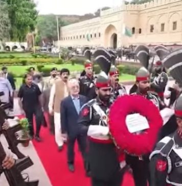 لاہور (ٹی این ایس) ایران کے وزیرِ داخلہ اسکندر مومنی نے پنجاب کے گورنر سردار سلیم حیدر خان کے ہمراہ علامہ محمد اقبال کے مزار کا دورہ کیا