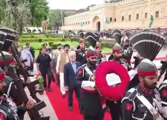لاہور (ٹی این ایس) ایران کے وزیرِ داخلہ اسکندر مومنی نے پنجاب کے گورنر سردار سلیم حیدر خان کے ہمراہ علامہ محمد اقبال کے مزار کا دورہ کیا