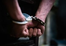 راولپنڈی (ٹی این ایس) سول لائنز پولیس نے رقم کیلئے ضعیف العمر دادی کو پھندہ دیکر قتل کرنے کے جرم میں مقتولہ کی پوتی اور اسکے شوہر کو گرفتار کر لیا