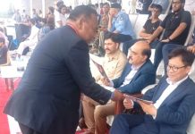 اسلام آباد (ٹی این ایس) بمقابلہ جنوبی جنوبی کوریا کے میچ کے دوران پاکستانی اسپورٹس صحافی اصغر علی نے جنوبی کوریا کے سفیر پارک سی جون، آئی پی پاکستان ہاکی فیڈریشن کے صدر محی الدین احمد وانی کو ’اسپورٹس ٹائمز‘ کے سوٹیئرز پیش کیے۔