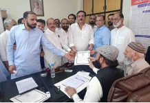 اسلام آباد (ٹی این ایس) پاک پی ڈبلیو ڈی ایمپلائیز کواپریٹو ہاؤسنگ سوسائٹی لمٹڈ راولپنڈی کے سالانہ الیکشن کی کاغذات نامزدگی صدر کے امیدوار چوہدری محمد اصف ارشاد سیکرٹری جنرل راجہ عامر سینیئر نائب صدر ملک عدنان ظہور اور دیگر عہدے داران کےمراہ کاغذات نامزدگی جمع کرا رہے ہیں