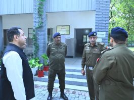 راولپنڈی (ٹی این ایس) ریجنل پولیس آفیسر راولپنڈی ریجن بابر سرفراز الپا کا کمشنر راولپنڈی ڈویژن سلمان غنی کے ہمراہ آزاد جموں و کشمیر مہاجرین نشستوں کے انتخابات کے پولنگ اسٹیشنز کا دورہ،