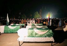 اسلام آباد (ٹی این ایس) تھانہ کبل کے مین گیٹ کے سامنے دہشت گردوں کی جانب سے ہونے والے خودکش حملے میں شہید ہونے والے بہادر پولیس اہلکاروں اے ایس آئی ہاشم خان، کانسٹیبل خالد خان، کانسٹیبل عثمان غنی، کانسٹیبل امین اللہ اور کانسٹیبل وطن خان کی نمازِ جنازہ پولیس ٹریننگ اسکول سوات میں پورے سرکاری اعزاز کے ساتھ ادا کر دی گئی