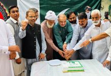 اسلام آباد (ٹی این ایس) گوجر یوتھ فورم اسلام آباد کے زیرِ اہتمام کیریئر سکول اینڈ گرلز کالج میں 79 واں یومِ جشنِ آزادی کے موقع پر چیئرمین محمّد اکرم گوجر، جنرل سیکریٹری عمران گوجر، بزرگ رہنما نذیر تبسم گورسی، معظم علی زاہد، ساجد اقبال گوجر، چیئرمین جی وائی ایف ضلع اسلام آباد ملک وقار گوجر،سرپرستِ اعلیٰ چوہدری عبیداللہ، سرپرست اکبر علی گوجر، آصف گوجر، نعم گوجر اور دیگر شریک ہیں۔
