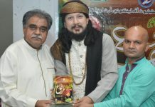 اسلام آباد (ٹی این ایس) اورینٹل ویلفیئر سوسائٹی اور پلاک کے اشتراک سے محفل میلاد النبی کے سلسلے میں مہمان خصوصی سینئر ترین کلچر ایونٹ آرگنائزر وکالم نگار پیرسیدسہیل بخاری نعت خواں عبد الوہاب مدنی کو ایوارڈ دے رہے ہیں