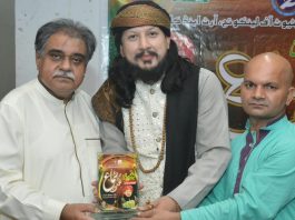 اسلام آباد (ٹی این ایس) اورینٹل ویلفیئر سوسائٹی اور پلاک کے اشتراک سے محفل میلاد النبی کے سلسلے میں مہمان خصوصی سینئر ترین کلچر ایونٹ آرگنائزر وکالم نگار پیرسیدسہیل بخاری نعت خواں عبد الوہاب مدنی کو ایوارڈ دے رہے ہیں