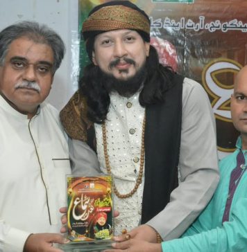 اسلام آباد (ٹی این ایس) اورینٹل ویلفیئر سوسائٹی اور پلاک کے اشتراک سے محفل میلاد النبی کے سلسلے میں مہمان خصوصی سینئر ترین کلچر ایونٹ آرگنائزر وکالم نگار پیرسیدسہیل بخاری نعت خواں عبد الوہاب مدنی کو ایوارڈ دے رہے ہیں