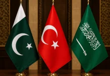 اسلام آباد (ٹی این ایس) مسلم دنیا کا نیا دفاعی بلاک مسلم دنیا کا نیا دفاعی بلاک اور بدلتے تزویراتی حقائق گزشتہ دنوں 7 اگست کو جب دنیا بھر کی نظریں مکہ مکرمہ پر مرکوز تھیں، مسلم دنیا کے تین بڑے ممالک—سعودی عرب، پاکستان اور ترکیہ—کے سربراہانِ حکومت نے باضابطہ طور پر ایک ایسے تاریخی دفاعی معاہدے پر دستخط کیے جس نے عالمی جیو پولیٹکس کا رخ موڑ دیا ہے