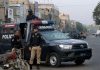 اسلام آباد (ٹی این ایس) ہم پاکستانی بڑے عجیب لوگ ہیں۔ ہم پولیس کو گالیاں بھی دیتے ہیں، پولیس سے ڈرتے بھی ہیں، پولیس /سے کام بھی نکلواتے ہیں اور پھر کسی ایک ایماندار پولیس والے سے مل جائیں تو حیران بھی ہوتے ہیں کہ اچھا! ایسے بھی ہوتے ہیں؟