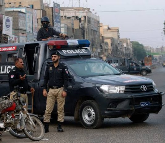 اسلام آباد (ٹی این ایس) ہم پاکستانی بڑے عجیب لوگ ہیں۔ ہم پولیس کو گالیاں بھی دیتے ہیں، پولیس سے ڈرتے بھی ہیں، پولیس /سے کام بھی نکلواتے ہیں اور پھر کسی ایک ایماندار پولیس والے سے مل جائیں تو حیران بھی ہوتے ہیں کہ اچھا! ایسے بھی ہوتے ہیں؟