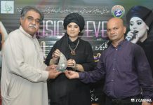 اسلام آباد (ٹی این ایس) اورینٹل ویلفیئر سوسائٹی اور پلاک کے اشتراک سےابھرتی گلوکارہ سدرا رباب کے ساتھ ایک شام میں مہمان خصوصی سینئر ترین کلچرل ایونٹ آرگنائزر پیرسید سہیل بخاری سدرا رباب کو ایوارڈ دے رھے ہیں ساتھ گل نواز بلوچ جنرل سیکرٹری سوسائٹی ہیں