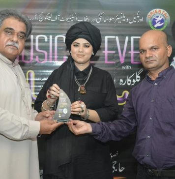 اسلام آباد (ٹی این ایس) اورینٹل ویلفیئر سوسائٹی اور پلاک کے اشتراک سےابھرتی گلوکارہ سدرا رباب کے ساتھ ایک شام میں مہمان خصوصی سینئر ترین کلچرل ایونٹ آرگنائزر پیرسید سہیل بخاری سدرا رباب کو ایوارڈ دے رھے ہیں ساتھ گل نواز بلوچ جنرل سیکرٹری سوسائٹی ہیں