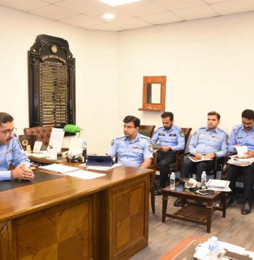 اسلام آباد (ٹی این ایس) چینی شہریوں سمیت جاری منصوبہ جات کی سکیورٹی سے متعلق ایک اہم اجلاس میں ڈپٹی انسپکٹر جنرل آف پولیس سکیورٹی رانا عمر فاروق، ایس ایس پی آپریشنز اسلام آباد قاضی علی رضا اور دیگر متعلقہ سکیورٹی افسران نے شرکت کی