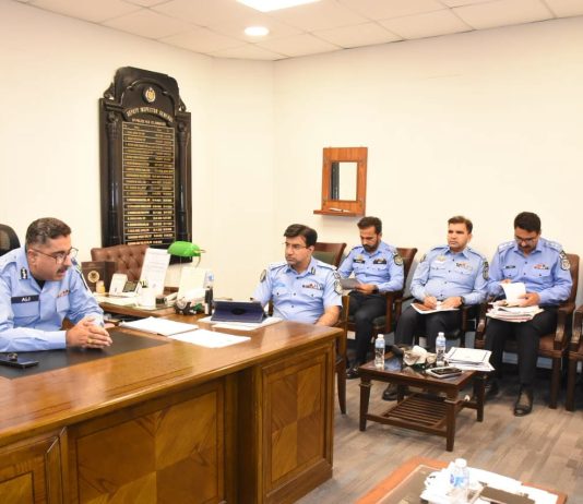 اسلام آباد (ٹی این ایس) چینی شہریوں سمیت جاری منصوبہ جات کی سکیورٹی سے متعلق ایک اہم اجلاس میں ڈپٹی انسپکٹر جنرل آف پولیس سکیورٹی رانا عمر فاروق، ایس ایس پی آپریشنز اسلام آباد قاضی علی رضا اور دیگر متعلقہ سکیورٹی افسران نے شرکت کی