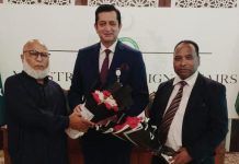 اسلام آباد (ٹی این ایس) وزارت خارجہ کے نئے تعینات ہونے والے ترجمان، جناب سجاد حیدر کو ڈپلومیٹک کارسپانڈنٹس فورم پاکستان (ڈی سی ایف پی) کے بانی صدر اصغر علی مبارک، سیکرٹری پرویز مغل استقبالیہ کے دوران پھولوں کا گلدستہ پیش کر رہے ہیں۔