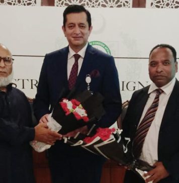 اسلام آباد (ٹی این ایس) وزارت خارجہ کے نئے تعینات ہونے والے ترجمان، جناب سجاد حیدر کو ڈپلومیٹک کارسپانڈنٹس فورم پاکستان (ڈی سی ایف پی) کے بانی صدر اصغر علی مبارک، سیکرٹری پرویز مغل استقبالیہ کے دوران پھولوں کا گلدستہ پیش کر رہے ہیں۔