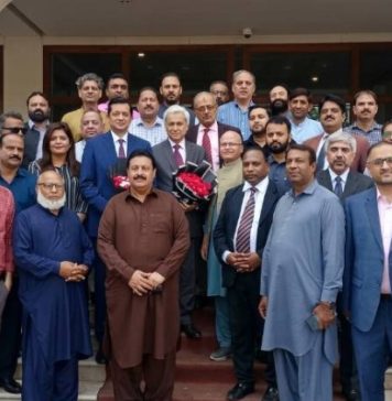 اسلام آباد (ٹی این ایس) وزارت خارجہ کے سبکدوش ہونے والے ترجمان دفتر خارجہ پاکستان عزت مآب جناب طاہر حسین اندرابی کی اقوام متحدہ میں تعیناتی اور دفتر خارجہ کے نئے ترجمان سجاد حیدر کے ہمراہ ڈپلومیٹک کارسپانڈنٹس فورم پاکستان کے صدر اصغر علی مبارک، سیکرٹری پرویز مغل ،سید مجتبی رضوان، نسیم الغنی،نیئر علی، عبدالرزاق بھٹی، اور دیگر کا گروپ فوٹو