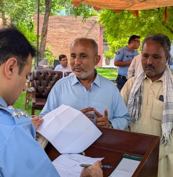 اسلام آباد (ٹی این ایس) پولیس شہریوں کے مسائل کے فوری حل کے لیے پرعزم۔ڈی آئی جی اسلام آباد علی وسیم کی اپنی دفتر میں کھلی کچہری