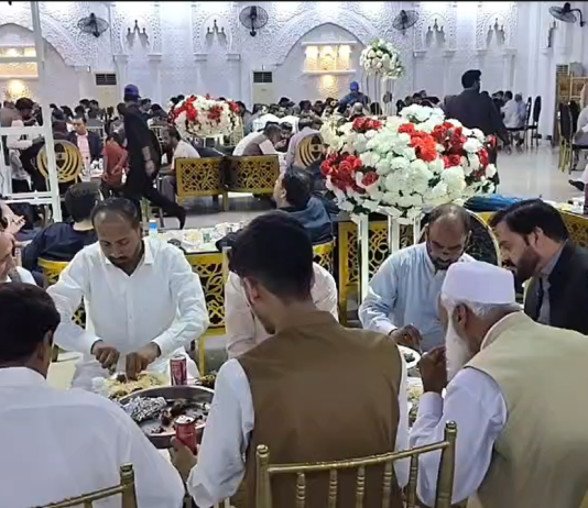 ہری پور (ٹی این ایس) ہری پور میں مسلم لیگ ن کے رہنما اور سینیٹر عابد شیر علی کی بارات پہنچ گئی، بارات میں گورنر سندھ نہال ہاشمی سمیت مسلم لیگ ن کی مرکزی قیادت نے شرکت کی۔