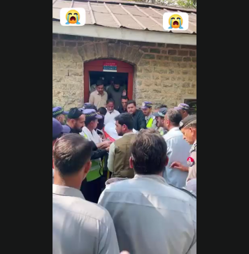 ایبٹ آباد (ٹی این ایس) قلندر أباد میں ٹیوٹا ہائی ایس کے ڈرائیور نے ٹریفک پولیس اہکار نسیم کو دوران ڈیوٹی کچل کر رکھ دیا
