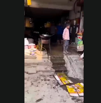 لاہور (ٹی این ایس) وزیراعلی پنجاب کی بنائی گئی پیرا فورس پنجاب نے کھولتے تیل کے کڑاہی سموسے پکانے والے غریب لڑے پر پھینک دی جس سے اس کی ٹانگ جل گئی