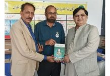 اسلام آباد (ٹی این ایس) ممتاز مصنف اور ماہر تعلیم محمد ظہیر قندیل اپنی کتاب “معرکہ بڈھ بیر کا ہیرو” (کیپٹن اسفندیار بخاری کی سوانح حیات) نشان حیدر شہداء ریسرچ فورم کے چیف ایگزیکٹو عباس بیگ مرزا کو عطا کرتے ہوئے