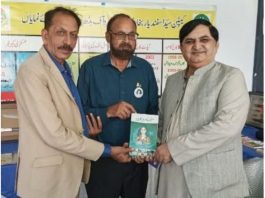 اسلام آباد (ٹی این ایس) ممتاز مصنف اور ماہر تعلیم محمد ظہیر قندیل اپنی کتاب “معرکہ بڈھ بیر کا ہیرو” (کیپٹن اسفندیار بخاری کی سوانح حیات) نشان حیدر شہداء ریسرچ فورم کے چیف ایگزیکٹو عباس بیگ مرزا کو عطا کرتے ہوئے