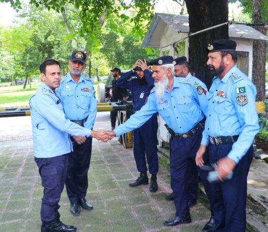 اسلام آباد (ٹی این ایس) ڈی آئی جی سکیورٹی کا ریڈ زون کے مختلف ڈیوٹی پوائنٹس پرانتظامات سمیت چیکنگ کا تفصیلی جائزہ