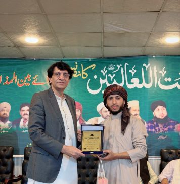 اسلام آباد (ٹی این ایس) راول فاؤنڈیشن کے چیئرمین خاقان وحید میلاد کانفرنس کے مہمان خصوصی صاحبزادہ پیر سید عطاءاللہ شاہ بخاری کو شیلڈ پیش کر رہے ہیں