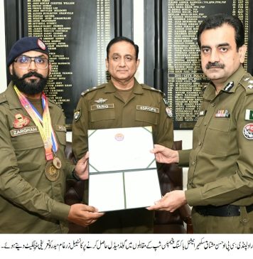راولپنڈی (ٹی این ایس) راولپنڈی پولیس کے کانسٹیبل زرغام حیدر کا اعزاز، کانسٹیبل زرغام حیدر نے نیشنل باکسنگ چیمپئن شپ کے مقابلوں میں گولڈ میڈل حاصل کیا