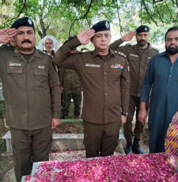 راولپنڈی (ٹی این ایس) شہدائے پولیس کو خراجِ عقیدت، عبدالقیوم شہید اور عدیل ظفر شہید کی قبور پر پولیس دستوں کی سلامی