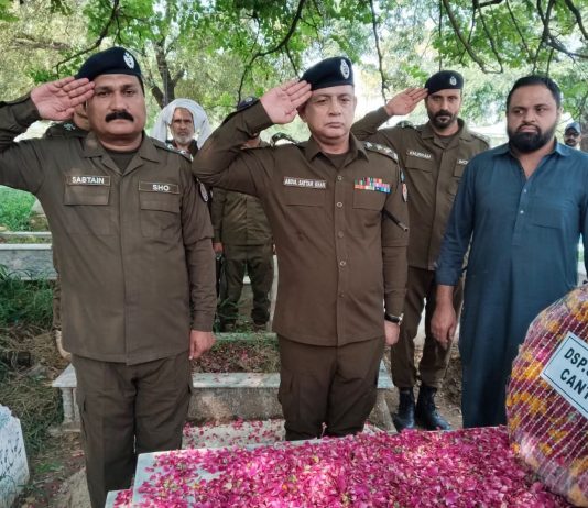 راولپنڈی (ٹی این ایس) شہدائے پولیس کو خراجِ عقیدت، عبدالقیوم شہید اور عدیل ظفر شہید کی قبور پر پولیس دستوں کی سلامی