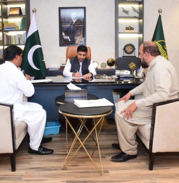 راولپنڈی (ٹی این ایس) صدر ٹرانسپورٹ یونین راجہ خاقان جمیل اور جنرل سیکرٹری ٹرانسپورٹ یونین ملک شہباز کی ڈپٹی کمشنر راولپنڈی کیپٹن (ر) ندیم ناصر سے ملاقات