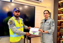 اسلام آباد (ٹی این ایس) چیف ٹریفک آفیسر کائنات اظہر خان کا فرض شناس ہیڈ کانسٹیبل جواد خان کو خراجِ تحسین