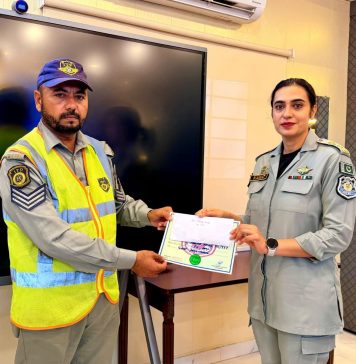 اسلام آباد (ٹی این ایس) چیف ٹریفک آفیسر کائنات اظہر خان کا فرض شناس ہیڈ کانسٹیبل جواد خان کو خراجِ تحسین