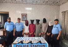 اسلام آباد (ٹی این ایس) چوری اور راہزنی کی متعدد وارداتوں میں ملوث خطرناک ”منا“ گروہ کے پانچ ارکان گرفتار ملزمان کے قبضے سے لاکھوں روپے مالیت کا مالِ مسروقہ، نقدی، موبائل فون، موٹر سائیکل اور وارداتوں میں استعمال ہونے والا اسلحہ برآمد