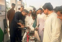اسلام آباد (ٹی این ایس) وزیر مملکت خزانہ اور ریلوے بلال اظہر کیانی کے وزیراعظم فیول ریلیف سکیم پر عمل درآمد کے حوالے سے جہلم، سوہاوہ اور دینہ میں پٹرول پمپس اور رجسٹریشن کیمپس کے مسلسل دوسرے روز دورے
