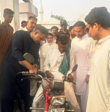 اسلام آباد (ٹی این ایس) وزیر مملکت خزانہ اور ریلوے بلال اظہر کیانی کے وزیراعظم فیول ریلیف سکیم پر عمل درآمد کے حوالے سے جہلم، سوہاوہ اور دینہ میں پٹرول پمپس اور رجسٹریشن کیمپس کے مسلسل دوسرے روز دورے