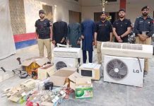 ہری پور (ٹی این ایس) ہری پور ڈی پی او کی خصوصی ہدایت پہ تھانہ صدر پولیس کی کاروائی ، کاگ کے رہائشی کے گھر سے 02 اے سی ،02 سٹیبلائزرز، مائیکرو اون اور دیگر اشیاء چوری کرنے والے ملزمان نجیب خان ولد سرور خان سکنہ کاگ حال چونگی نمبر3 کھلابٹ ،اعزاز خان ولد محمد سلیم خان سکنہ کاگ حال ڈانہ کالونی اور موسی خان ولد علی خان سکنہ کاگ کو گرفتار کرکے چوری ہونے والی تمام اشیاء برآمد کرلی