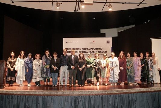 لاہور (ٹی این ایس) طلباء کی ذہنی صحت کو بہتر بنانے کےلیے پیشگی اقدامات پر مبنی طریقہ کار اپنانے کا مطالبہ ذہنی صحت کا تدریس اور سیکھنے کے عمل سے گہرا تعلق ہے، ماہرین تعلیم