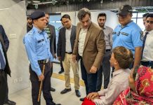 اسلام آباد (ٹی این ایس) ڈی آئی جی علی وسیم کا جی نائن اور ایف سکس خدمت مراکز کا دورہ۔ڈی آئی جی اسلام آباد نے سکیورٹی انتظامات اور شہریوں کو فراہم کی جانے والی سہولیات کا جائزہ لیا۔ موثر سروس ڈیلیوری اور عوامی شکایات کے فوری ازالے کے احکامات جاری کئے۔