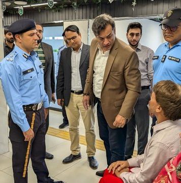 اسلام آباد (ٹی این ایس) ڈی آئی جی علی وسیم کا جی نائن اور ایف سکس خدمت مراکز کا دورہ۔ڈی آئی جی اسلام آباد نے سکیورٹی انتظامات اور شہریوں کو فراہم کی جانے والی سہولیات کا جائزہ لیا۔ موثر سروس ڈیلیوری اور عوامی شکایات کے فوری ازالے کے احکامات جاری کئے۔