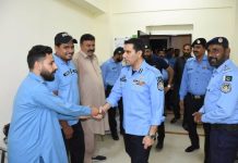 اسلام آباد (ٹی این ایس) انسپکٹر جنرل آف پولیس اسلام آباد کیپٹن (ر) محمد سہیل چوہدری نے تھانہ سنبل میں سکیورٹی انتظامات، شہریوں کو فراہم کی جانے والی سہولیات اور ایس آئی پی ایس پروٹوکولز کے تحت تھانے میں جاری اقدامات کا تفصیلی جائزہ لیا