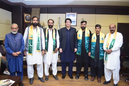 اسلام آباد (ٹی این ایس) پاکستان عوامی قوت پارٹی کے چیئرمین خاقان وحید خواجہ نے کہا ہے کہ اسلام آباد کے بلدیاتی انتخابات میں ہر حلقے سے ہم امیدوار کھڑا کریں گے۔