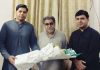 اسلام آباد (ٹی این ایس) ڈائریکٹر جنرل پلاک محمد اسلم شاہد کی جانب سے عاصم چوہدری ڈائریکٹر ایڈمن ، شفاعت بلوچ ڈپٹی ڈائریکٹر پروگرامز سینئر ترین کلچرل ایونٹ آرگنائزر پیرسید سہیل بخاری چئیرمین ایشین ایوارڈز کمیٹی کی عیادت کے ساتھ گلدستہ پیش کر رہے ہیں