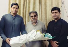 اسلام آباد (ٹی این ایس) ڈائریکٹر جنرل پلاک محمد اسلم شاہد کی جانب سے عاصم چوہدری ڈائریکٹر ایڈمن ، شفاعت بلوچ ڈپٹی ڈائریکٹر پروگرامز سینئر ترین کلچرل ایونٹ آرگنائزر پیرسید سہیل بخاری چئیرمین ایشین ایوارڈز کمیٹی کی عیادت کے ساتھ گلدستہ پیش کر رہے ہیں