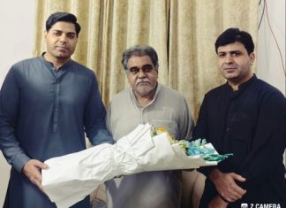 اسلام آباد (ٹی این ایس) ڈائریکٹر جنرل پلاک محمد اسلم شاہد کی جانب سے عاصم چوہدری ڈائریکٹر ایڈمن ، شفاعت بلوچ ڈپٹی ڈائریکٹر پروگرامز سینئر ترین کلچرل ایونٹ آرگنائزر پیرسید سہیل بخاری چئیرمین ایشین ایوارڈز کمیٹی کی عیادت کے ساتھ گلدستہ پیش کر رہے ہیں