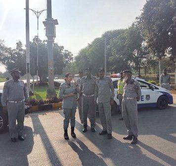 اسلام آباد (ٹی این ایس) چیف ٹریفک آفیسر کائنات اظہر خان کا شہر کی اہم شاہراہوں کا دورہ۔