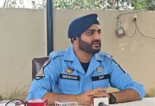 اسلام آباد (ٹی این ایس) ایس پی رورل ذیشان کا ایک منفرد اور قابل تعریف انداز ایس پی رورل ذیشان نے اپنے آفس کے باہر ایک کمپلینٹ باکس داخل کیا، جس پر تالا لگا کر چابی اپنے پاس رکھ لی۔