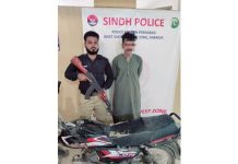 کراچی (ٹی این ایس) تھانہ پیرآباد پولیس کی کارروائی، اسٹریٹ کرائم میں ملوث ملزم گرفتار، غیر قانونی اسلحہ، نقدی اور موٹر سائیکل برآمد.